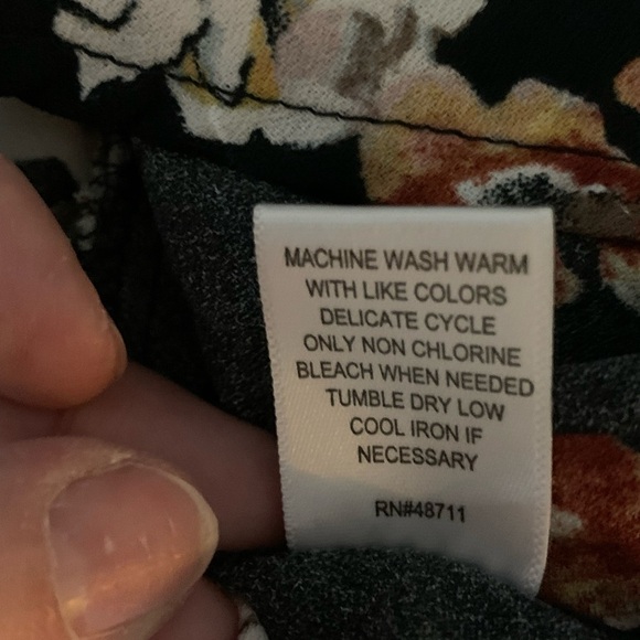 Ophelia Roe Sz Lg black button down floral top with bell/ruffled sleeves &  hem - Picture 9 of 9